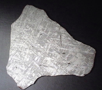 Oktaedryt Gibeon z widocznymi figurami Widmanstattena