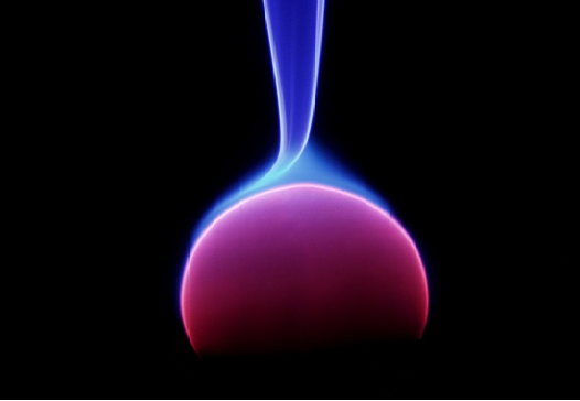 Zjonizowany gaz pięknie świeci wewnątrz kuli, znaczącej liczbie ludzi to głównie z tą kulą kojarzy się słowo plazma.
