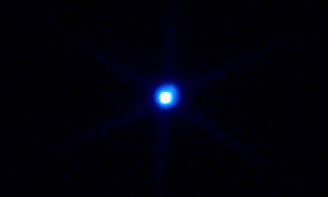 Jest to autentyczne zdjęcie gwiazdy, którą podejrzewa się o bycie gwiazdą kwarkową. Jeżeli to jest prawda, to na tym zjęciu gwiazda nie jest plazmą, ale jest nią czarna przestrzeń wokoło — przestrzeń międzygwiezdna to plazma „zimna”.